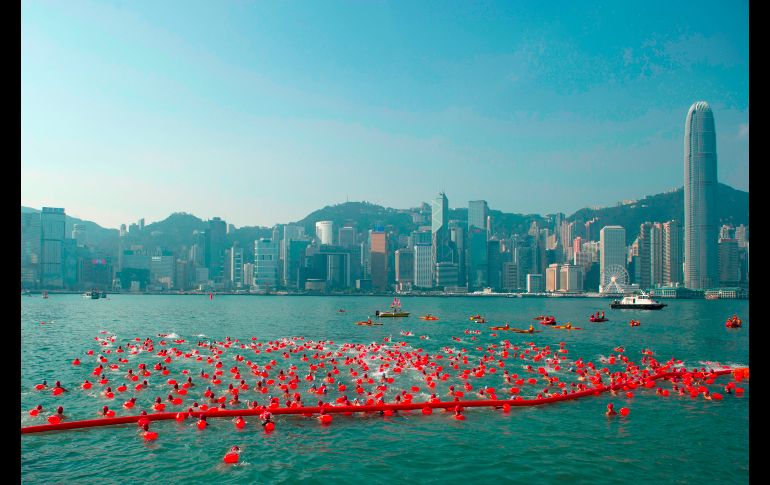 Nadadores compiten en un evento en el puerto Victoria de Hong Kong, una de las vías navegables con mayor actividad. AFP/T. Bahar