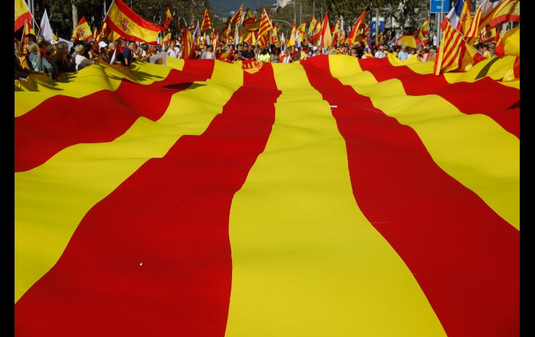 Activistas nacionalistas marchan con una bandera catalana gigante en Barcelona, en una manifestación en contra de la independencia de Cataluña y a favor de la unidad de España. AP/S. Palacios
