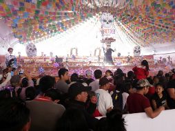 El altar alude a la representación de los elementos naturales como el agua, la tierra representada en las semillas, el aire y el fuego representado en las velas. NTX / ESPECIAL