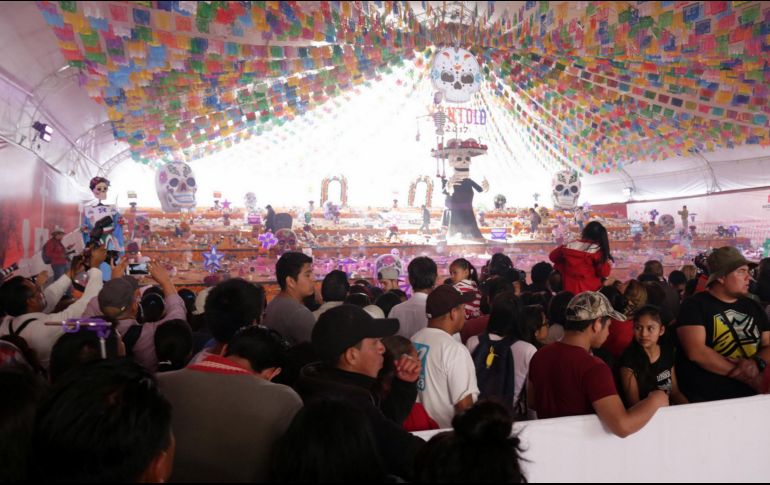 El altar alude a la representación de los elementos naturales como el agua, la tierra representada en las semillas, el aire y el fuego representado en las velas. NTX / ESPECIAL