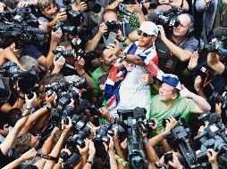 Centro de atracción. El británico Lewis Hamilton celebró su cuarto título mundial rodeado de cámaras tras concluir el Gran Premio de México ayer en el Autódromo Hermanos Rodríguez. AFP