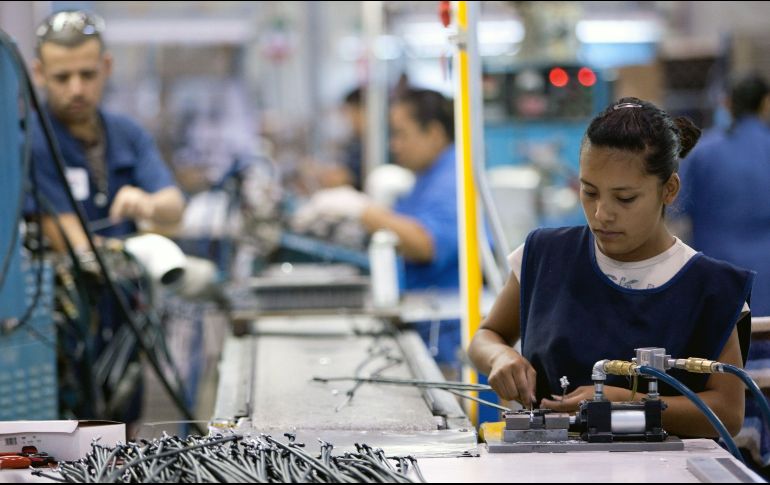 Trump propone bajar la tasa corporativa, de 35 % a 20 %, haciendo a EU más atractivo que México ante los inversionistas. AFP/Archivo