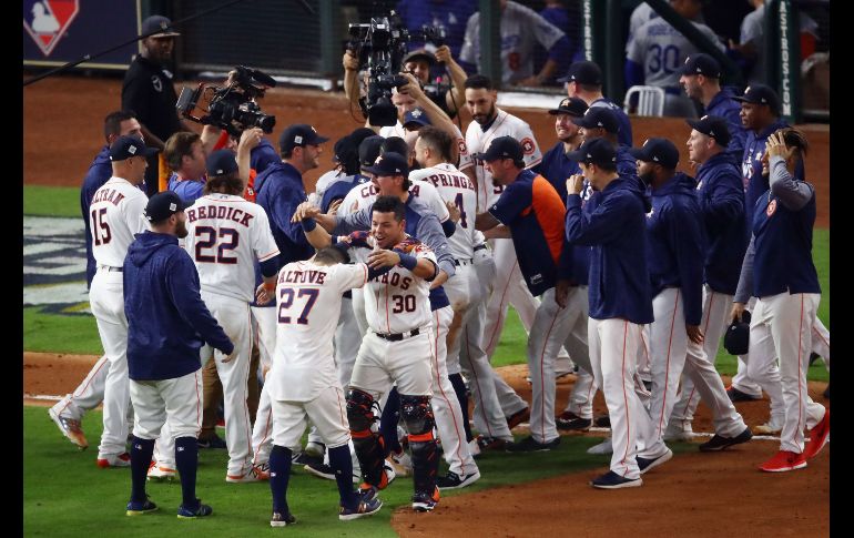 El equipo celebra su victoria ante un enloquecido y festivo Minute Maid Park. AFP/E. Shaw