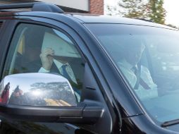 El ex director de campaña del presidente estadounidense Donald Trump, Paul Manafort, cubre su rostro mientras sale de su casa en un vehículo en Alejandría. EFE/T. Katapodos