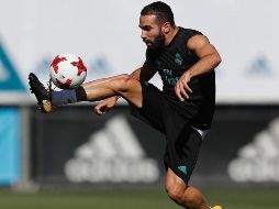 El canterano del Madrid trabaja sobre el césped y se ejercita en solitario junto al preparador físico Javi Mayo. TWITTER / @DaniCarvajal92