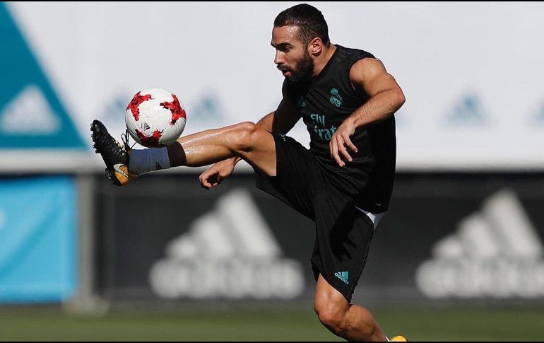 El canterano del Madrid trabaja sobre el césped y se ejercita en solitario junto al preparador físico Javi Mayo. TWITTER / @DaniCarvajal92