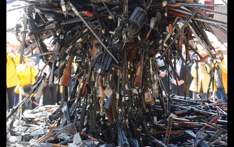 Armas de fuego son preparadas para ser fundidas en Santiago, Chile. Más de ocho mil 500 armas de fuego decomisadas por la policía o entregadas de forma voluntaria fueron destruidas. EFE/E. González