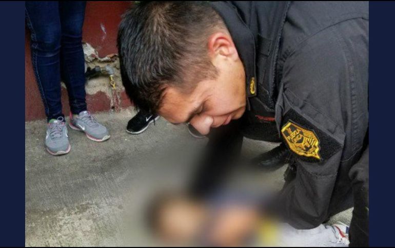 Rico Ruvira, elemento de la Fiscalía hace más de dos años, dijo sentirse satisfecho por haber salvado la vida de este pequeño. TWITER / @FiscaliaJal