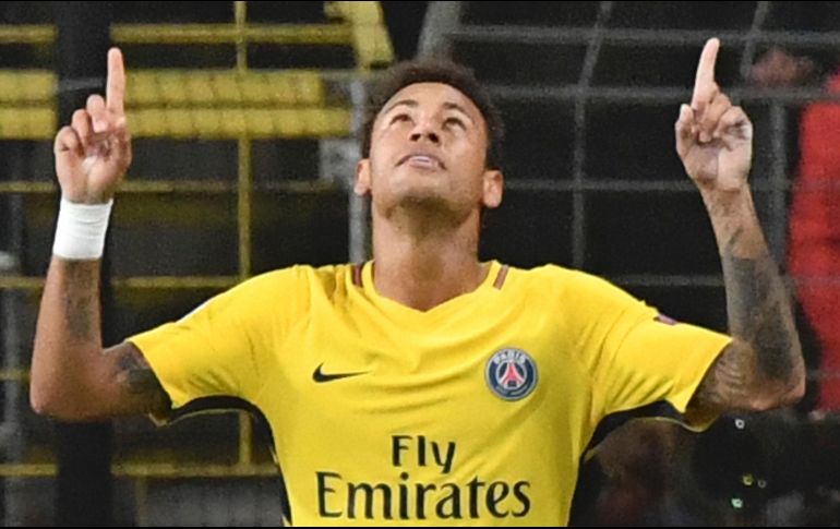 Las diferencias con su compañero Edison Cavani han sido constantes, siendo la más evidente el caso en la disputa por ser el cobrador principal en los penales. AP / ARCHIVO