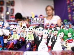 En las decenas de puestos instalados en el Parque Morelos se vende una infinidad de productos para adornar el altar de muertos. EL INFORMADOR / ARCHIVO