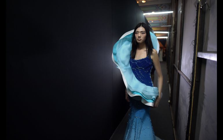 Una modelo ensaya antes de la presentación de la colección 