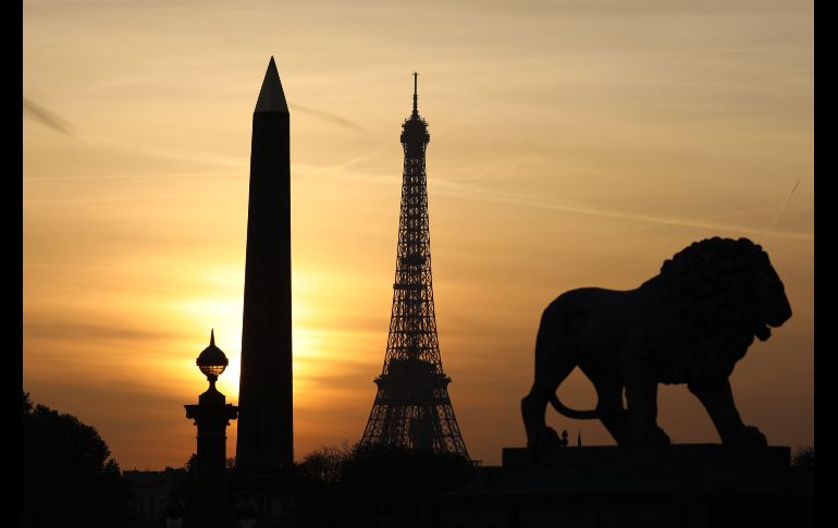 Vista desde la plaza de la Concordia en París, que muestra la torre Eiffel y el obelisco. AFP/L. Marin