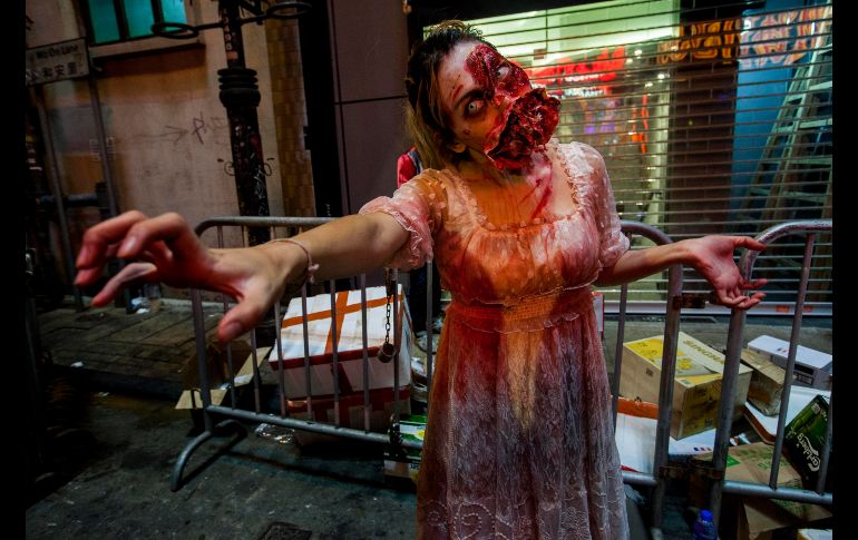 Una mujer se une a los festejos en Lan Kwai Fong, Hong Kong