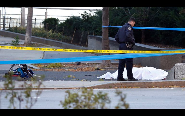 Un oficial vigila junto a un cuerpo cubierto con una sábana. El alcalde de Nueva York, Bill de Blasio. calificó el atropello como un 