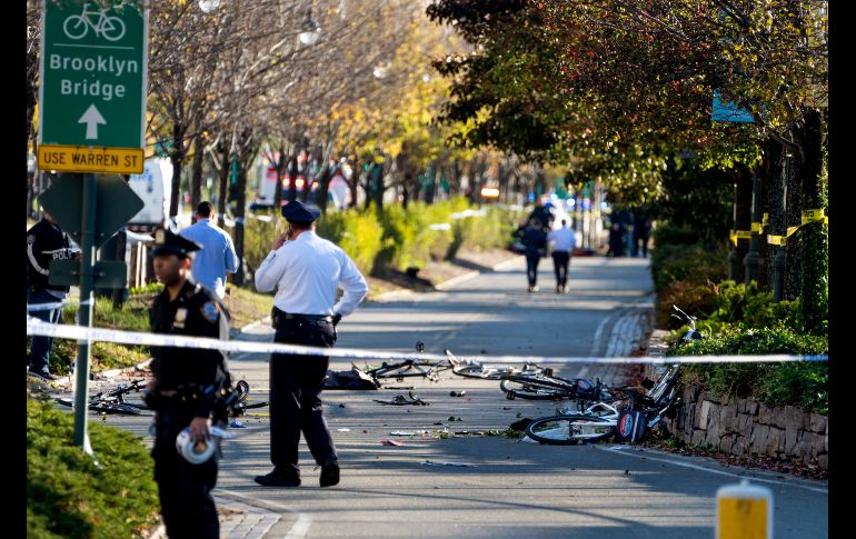 Policías vigilan luego de que un conductror embistió este martes a varias personas en Nueva York.