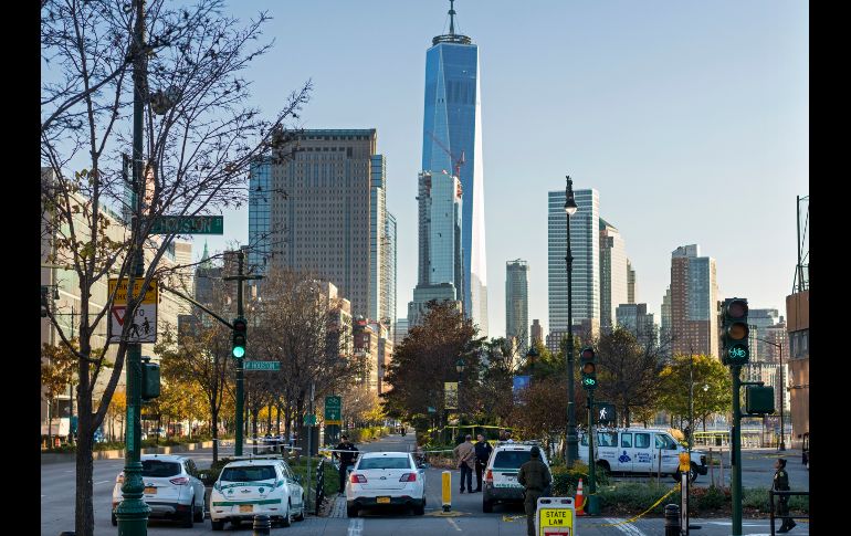 Policías aseguran la zona, que incluye una ciclovía, cerca del monumento del World Trade Center.