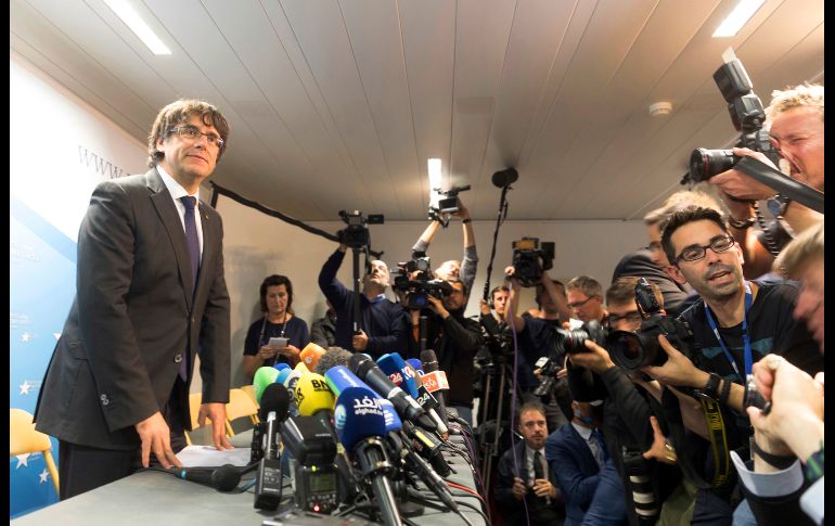 El destituido presidente catalán Carles Puigdemont en una conferencia de prensa en Bruselas, en la cual dijo en busca de 