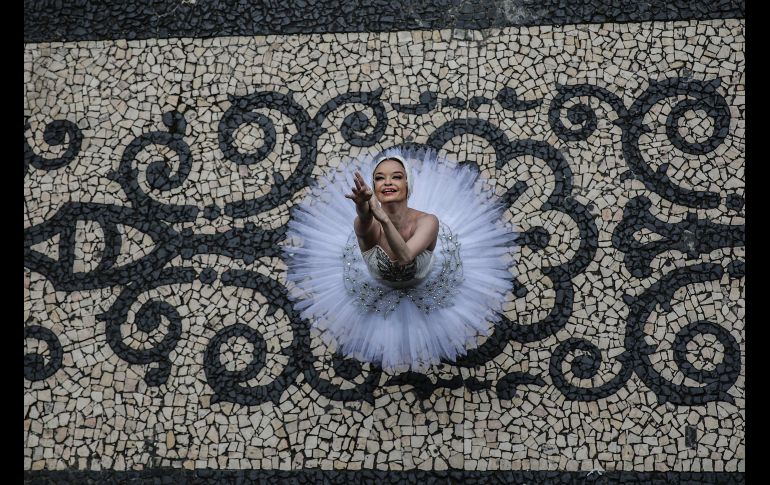 La bailarina Deborah Ribeiro, solista del Teatro Municipal de Río de Janeiro, realiza una representación a modo de protesta contra el impago de los salarios de los empleados del teatro. EFE/A. Lacerda