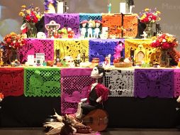 La ofrenda es un tipo de escenografía donde participan nuestros muertos que llegan a beber, comer, descansar y convivir con sus deudos. NTX/P. Tonini