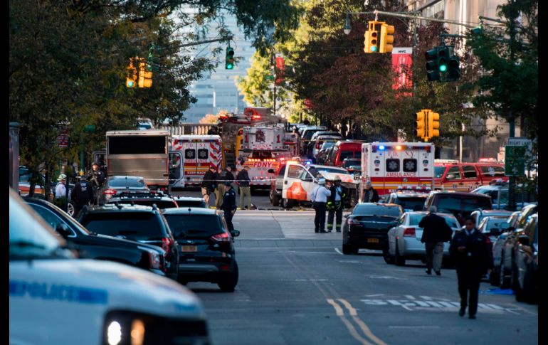 Policías resguardan la zona donde sucedieron los hechos. AFP/D. Emmert