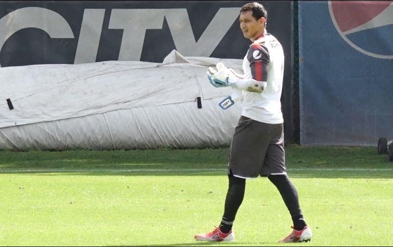 En el entrenamiento de este día se pudo apreciar a jugadores como Rodolfo Cota practicar con más intensidad, buscando llenarle el ojo a su entrenador. ESPECIAL /