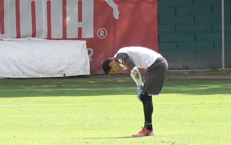 En el entrenamiento de este día se pudo apreciar a jugadores como Rodolfo Cota practicar con más intensidad, buscando llenarle el ojo a su entrenador. ESPECIAL /