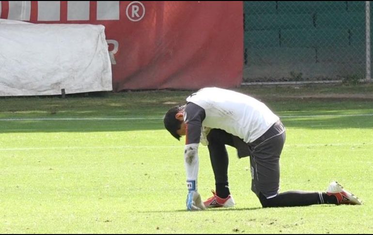 En el entrenamiento de este día se pudo apreciar a jugadores como Rodolfo Cota practicar con más intensidad, buscando llenarle el ojo a su entrenador. ESPECIAL /