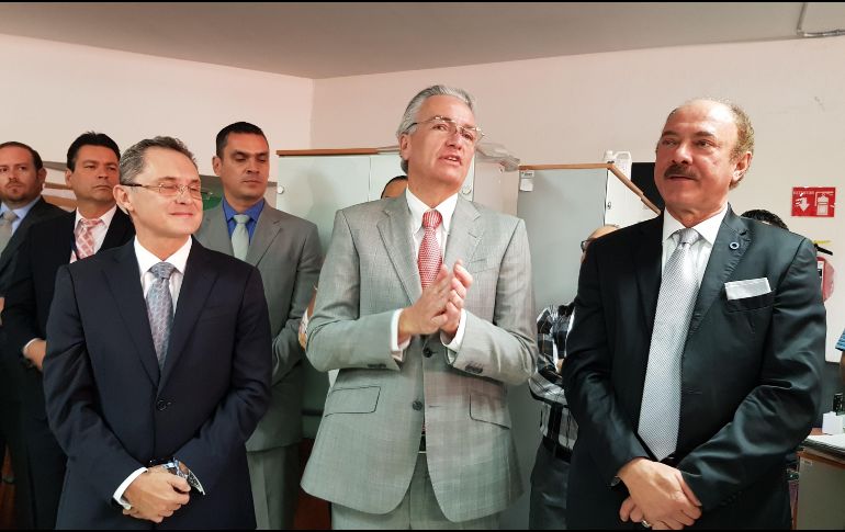 Mario Márquez (i), director entrante de Salud Pública, Alfonso Petersen, titular de SSJ, y Jorge Sánchez, director saliente de Salud Pública. EL INFORMADOR / E. Mondragón