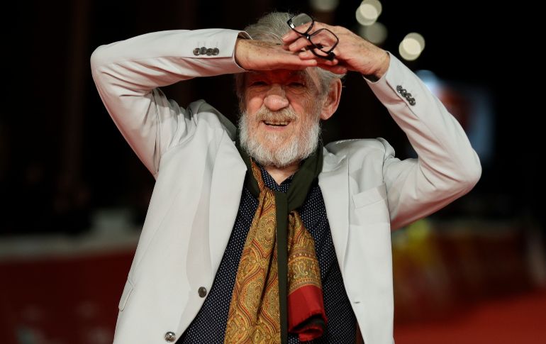 El actor Ian McKellen posa en la alfombra roja en el estreno de la edición 12 del Festival de Cine de roma. AP/A. Medichini