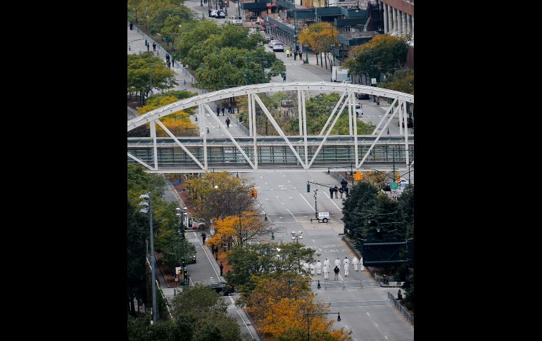 Forenses investigan cerca del vehículo que ayer embistió a varias personas en Nueva York, provocando la muerte de ocho. AP/B. Matthews