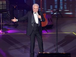 Enrique Guzmán interpretó el tema 