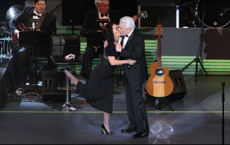 Enrique Guzmán interpretó el tema 