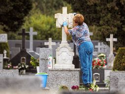 Las personas mayores se acercan a los cementerios silenciosas y vestidas de luto. EFE / E. Trigo