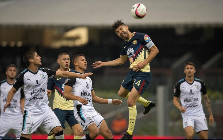 Oribe Peralta peina de cabeza el esférico y anota el primero contra Querétaro. MEXSPORT/J. Ramírez
