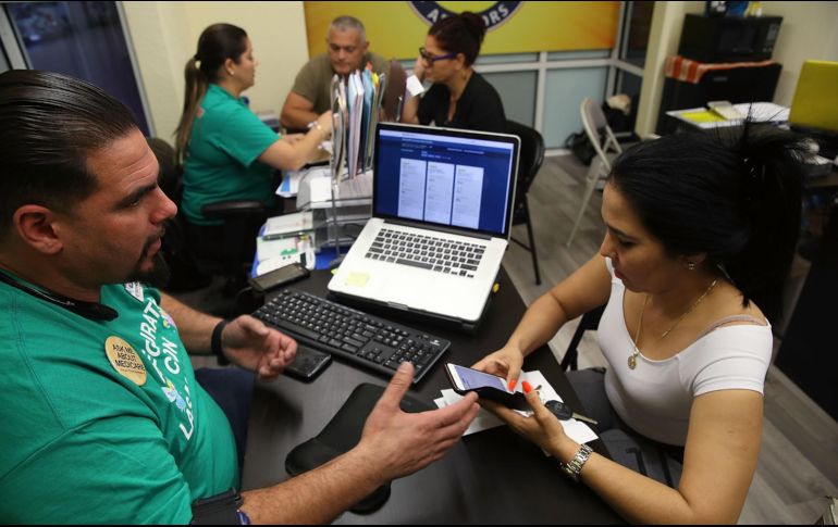 Economistas consultados por Banxico prevén una menor inflación para este año, pero un dólar más caro. AFP/J. Raedle