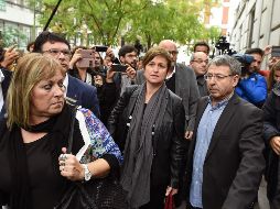 Los miembros de la Mesa del Parlament de Cataluña Ramoma Barrufet (i); y Anna Simó (c), entre otros, a su llegada a la sede del Tribunal Supremo. EFE