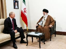 Jameneí (d) criticó duramente a la Administración estadounidense en una reunión en Teherán con el presidente ruso, Vladímir Putin (i), en la que instó a aislar a EU. EFE/Cortesía de la Web Del Líder Supremo Iraní