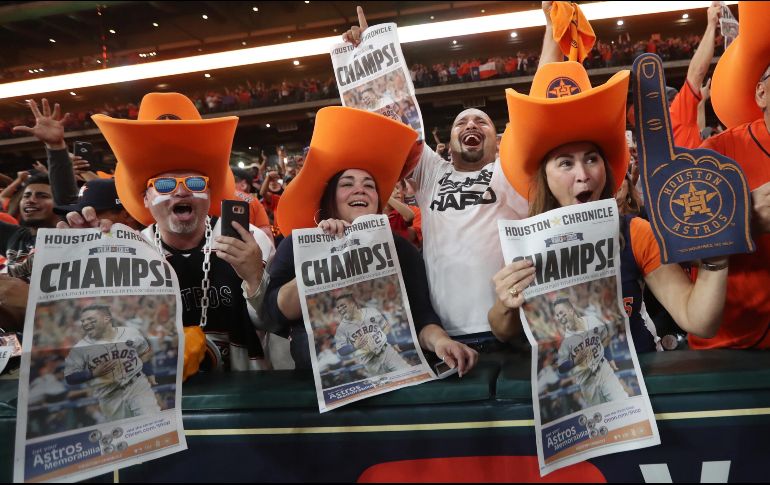 Más de 20 mil espectadores presenciaron el partido de ayer en el estadio de los Astros. AP/J. Shapley