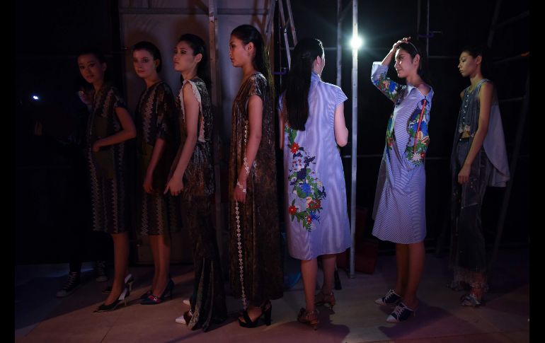 Modelos se preparan para salir a la pasarela de la colección de Wang Fei, en el marco de la Semana de la Moda de China, en Pekín. AFP/W. Zhao