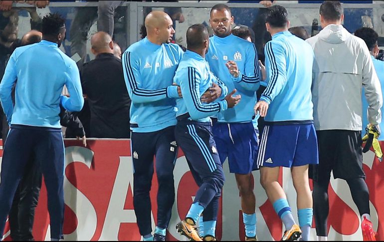 La patada le costó la expulsión a Evra (C). AP/L. Vieira