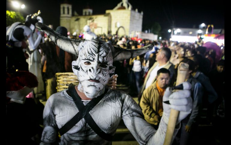 Los habitantes recorren las calles y la fiesta se prolonga hasta la madrugada. EFE/M. Martínez