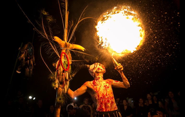 Algunos preparan durante meses los disfraces que lucen el 1 y 2 de noviembre. EFE/M. Martínez