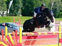 El jinete de la Hípica, Juan Manuel Luzardo, realiza su recorrido a lomos de “Quidandro” en la prueba libre a 1.40 metros. EL INFORMADOR/M. Vargas