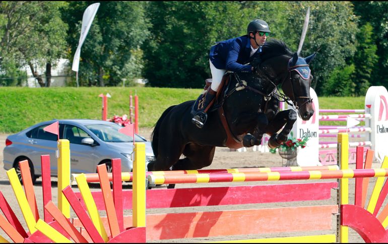 El jinete de la Hípica, Juan Manuel Luzardo, realiza su recorrido a lomos de “Quidandro” en la prueba libre a 1.40 metros. EL INFORMADOR/M. Vargas