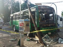 Los pasajeros del camión resultaron ilesos, pero los pasajeros del auto compacto sufrieron lesiones de regulares a graves. ESPECIAL/ BOMBEROS DE GUADALAJARA
