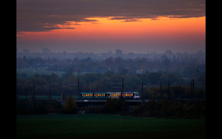 Un tren urbano pasa por los suburbios de Fráncfort, Alemania. AP/M. Probst