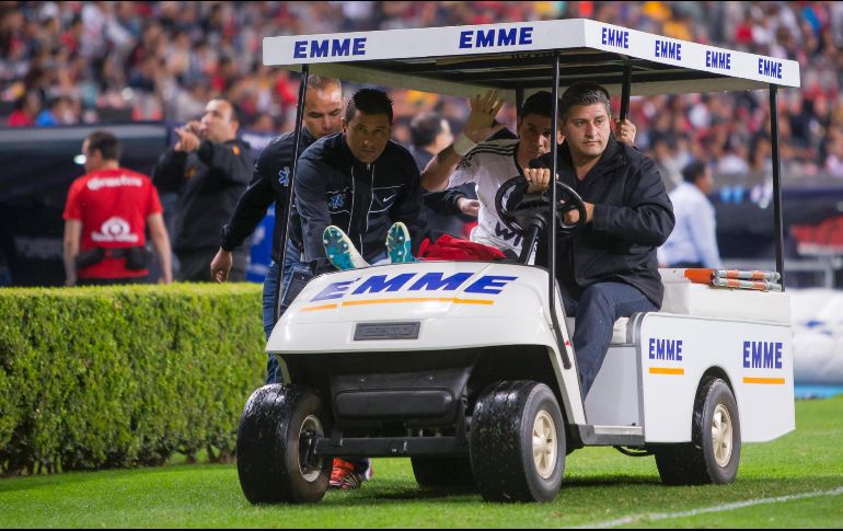 El argentino se vio obligado a salir de cambio en la recta final del encuentro tras una desafortunada jugada en la que sufrió la aparatosa lesión. MEXSPORT / ARCHIVO
