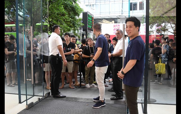 Trabajadores dan a bienvenida a clientes en Singapur.