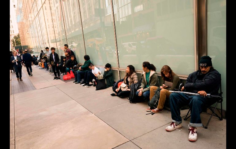 En la sucursal de la 5a Avenida de Nueva York, la fila lucía así desde el jueves.