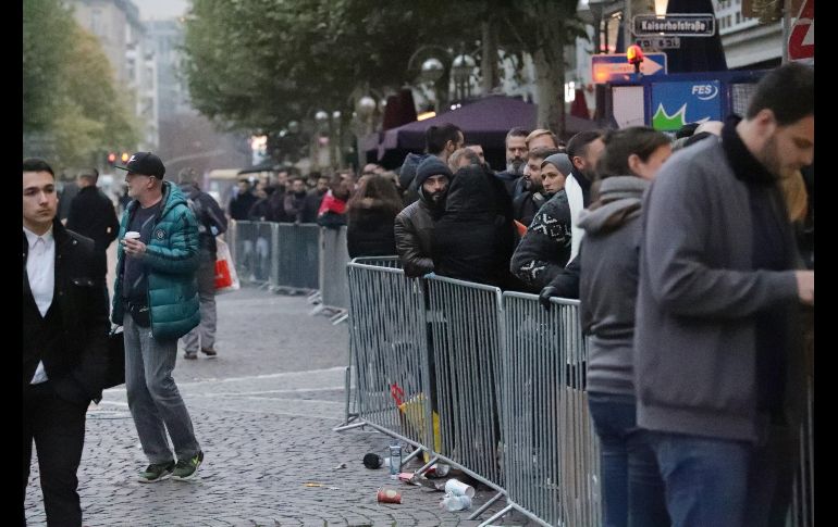 Una multitud hace cola para adquirir el nuevo iPhone X en un establecimiento en Fráncfort, Alemania.